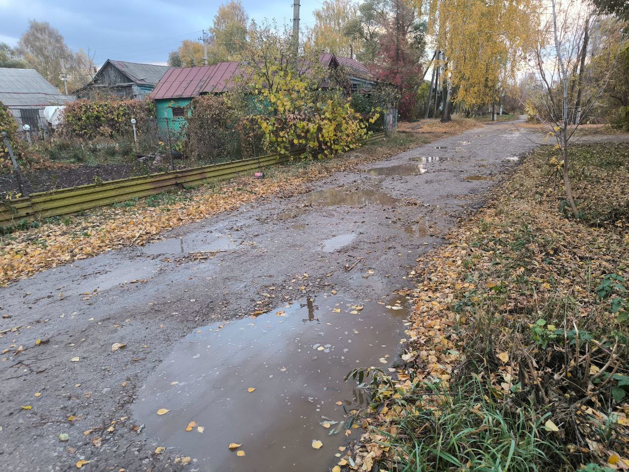 «За три года много чего обещали»: жители Петровска хотят на улицах ровный асфальт вместо грязи